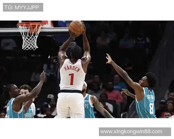 字母哥半场表现抢眼7投5中斩获10分7板3助助球队领先